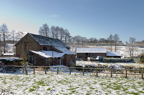 старая ферма зданий в снегу - farm winter cheshire farmhouse стоковые фото и изображения