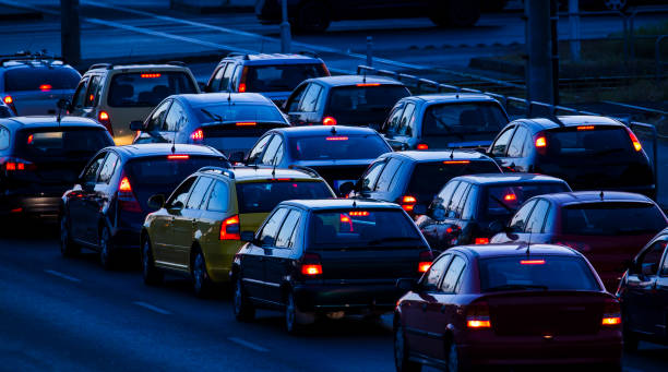 tráfico, coches en la carretera en las horas azules - slow jam fotografías e imágenes de stock