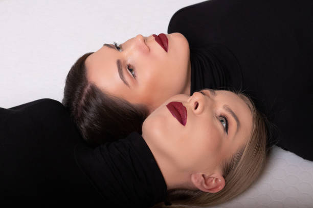 portraits: zwei models posieren im fotostudio - lipstick russian ethnicity fashion model fashion stock-fotos und bilder