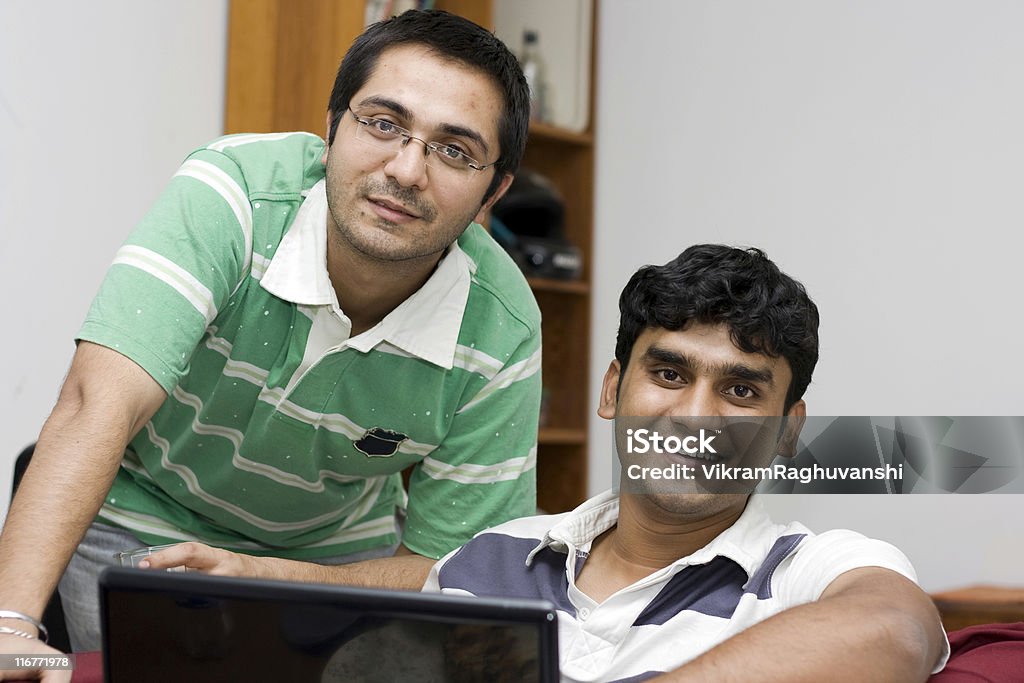 Повседневные Индийский офисных работников - Стоковые фото Два человека роялти-фри