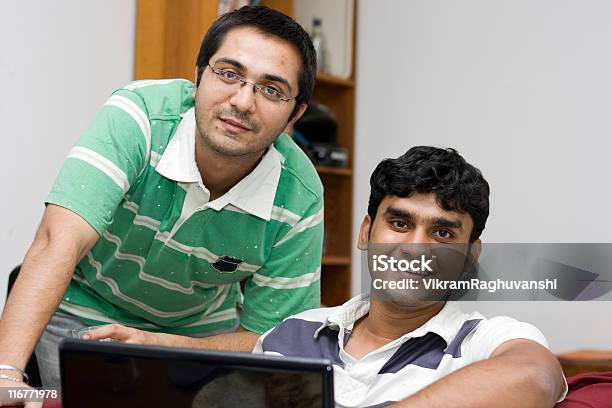 Повседневные Индийский Офисных Работников — стоковые фотографии и другие картинки Два человека - Два человека, Дружба, Индийского происхождения