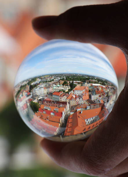 boule de lentille avec le reflet de la ville de hradec kralove à la lumière du matin de la tour blanche. ciel avec des nuages blancs. ville historique en république tchèque - geometric shape famous place europe three dimensional shape photos et images de collection