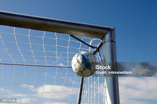 Vai Para A Baliza De Futebol Canto - Fotografias de stock e mais imagens de Baliza - Equipamento desportivo - Baliza - Equipamento desportivo, Bola de Futebol, Céu