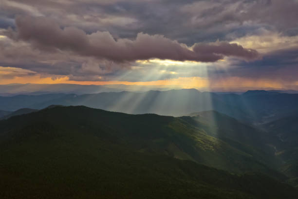 日当たりの良い背景に美しい山の風景 - stormy sunrise ストックフォトと画像