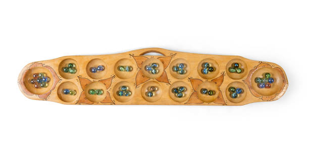 juego de mesa tradicional malayo o juego de mancala llamado congkak aislado en blanco con camino de recorte - traditional games fotografías e imágenes de stock