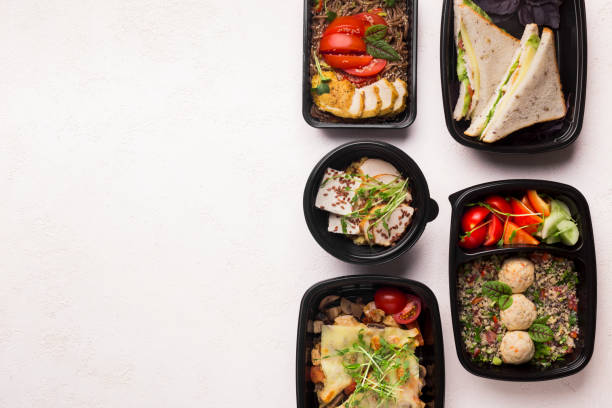 gesunde lebensmittellieferung in black boxen auf weiß zu gehen - lunch box lunch sandwich green stock-fotos und bilder