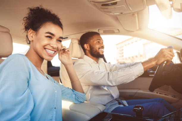 giovane coppia afroamericana in auto, in viaggio insieme - on top of activity adult adventure foto e immagini stock