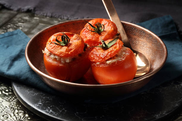 tomates rellenos con arroz, queso y chanterelles - stuffed tomato fotografías e imágenes de stock