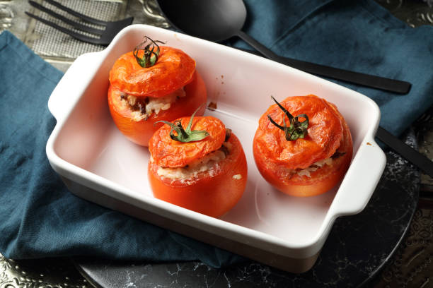 tomates recheados com arroz, queijo e chanterelles - stuffed tomato - fotografias e filmes do acervo