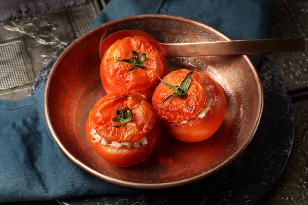 tomates recheados com arroz, queijo e chanterelles - stuffed tomato - fotografias e filmes do acervo