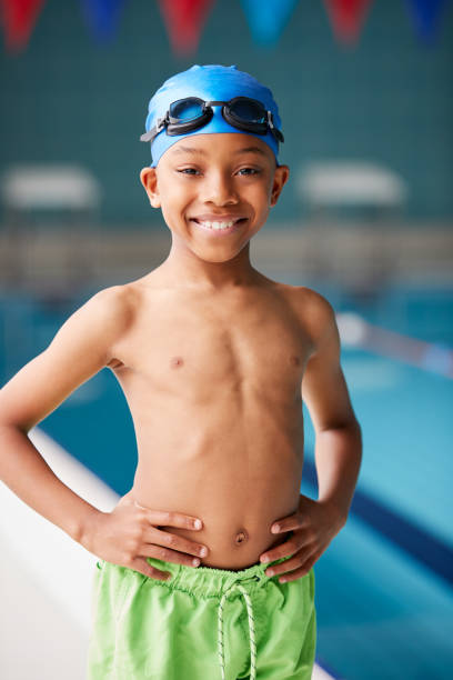 retrato del niño de pie al borde de la piscina listo para la lección - child swimming pool swimming little boys fotografías e imágenes de stock