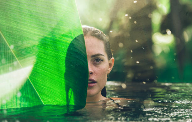 hermosa chica relajante al aire libre en su jardín con piscina. concepto de verano sobre estilo de vida, belleza, vacaciones e inmuebles - waterfall thailand tropical rainforest tropical climate fotografías e imágenes de stock