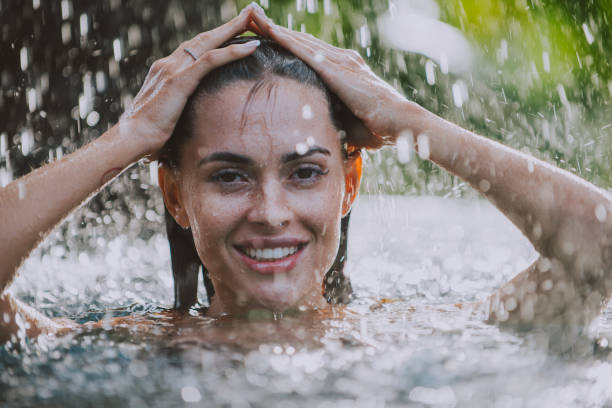красивая девушка отдыхает на открытом воздухе в своем саду с бассейном. летняя концепция образа жизни, красоты, отдыха и недвижимости - waterfall thailand tropical rainforest tropical climate стоковые фото и изображения