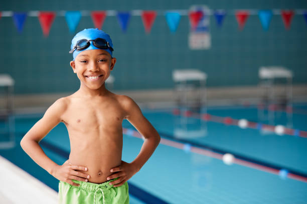 ritratto di ragazzo in piedi ai margini della piscina pronto per la lezione - child swimming pool swimming little boys foto e immagini stock