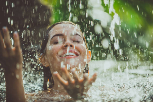 bella ragazza rilassante all'aperto nel suo giardino con piscina. concetto estivo di stile di vita, bellezza, vacanze e immobili - natural pool foto e immagini stock