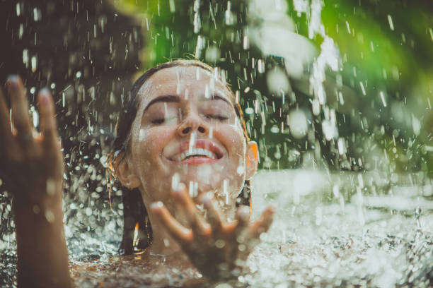 수영장이있는 그녀의 정원에서 야외에서 휴식을 취하는 아름다운 소녀. 라이프 스타일, 아름다움, 휴가 및 부동산에 대한 여름 개념 - shower women water outdoors 뉴스 사진 이미지