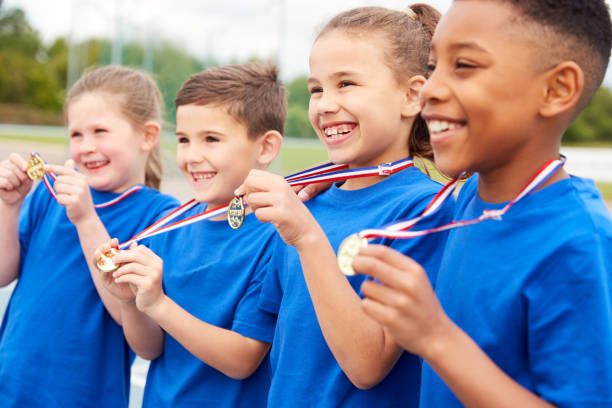 niños mostrando medallas de los ganadores en el día del deporte - winning achievement award little boys fotografías e imágenes de stock