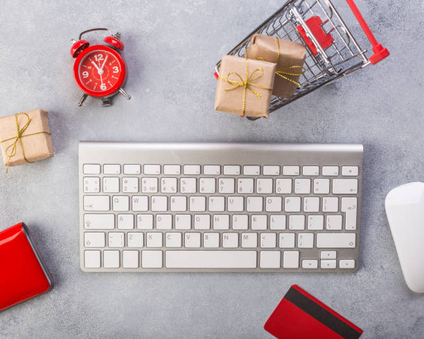 Concept online shopping buying presents. Red credit card, keyborad and christmas presents on grey table flat lay, copy space. Business christmas holidays concept, holiday gift online shopping concept. Save time Concept online shopping buying presents. Red credit card, keyborad and christmas presents on grey table flat lay, copy space. Business christmas holidays concept, holiday gift online shopping concept keyborad stock pictures, royalty-free photos & images