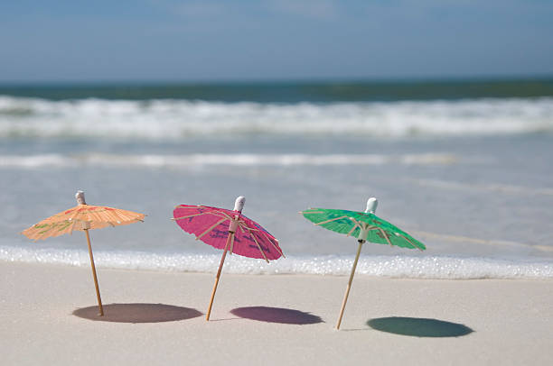 parasols sur la plage et de surf en arrière-plan - drink umbrella umbrella drink isolated photos et images de collection