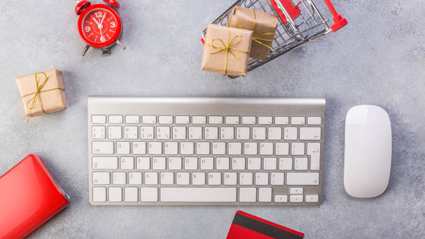 Concept online shopping buying presents. Red credit card, keyborad and christmas presents on grey table flat lay, copy space. Business christmas holidays concept, holiday gift online shopping concept. Save time Concept online shopping buying presents. Red credit card, keyborad and christmas presents on grey table flat lay, copy space. Business christmas holidays concept, holiday gift online shopping concept keyborad stock pictures, royalty-free photos & images