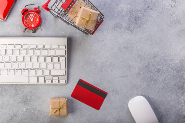 Concept online shopping buying presents. Red credit card, keyborad and christmas presents on grey table flat lay, copy space. Business christmas holidays concept, holiday gift online shopping concept. Save time Concept online shopping buying presents. Red credit card, keyborad and christmas presents on grey table flat lay, copy space. Business christmas holidays concept, holiday gift online shopping concept keyborad stock pictures, royalty-free photos & images