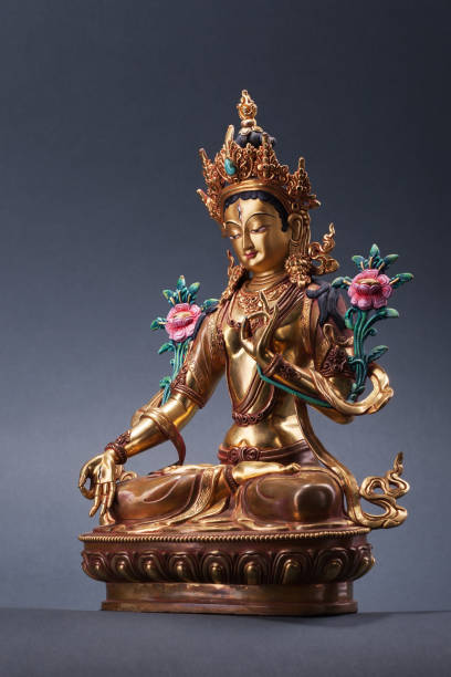 brązowa figurka zielonej tary pełnej mądrości. - tibet india tibetan culture buddhism zdjęcia i obrazy z banku zdjęć