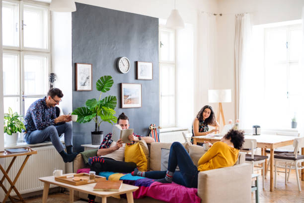 un gruppo di giovani amici che si rilassano al chiuso, concetto di condivisione della casa. - college life immagine foto e immagini stock