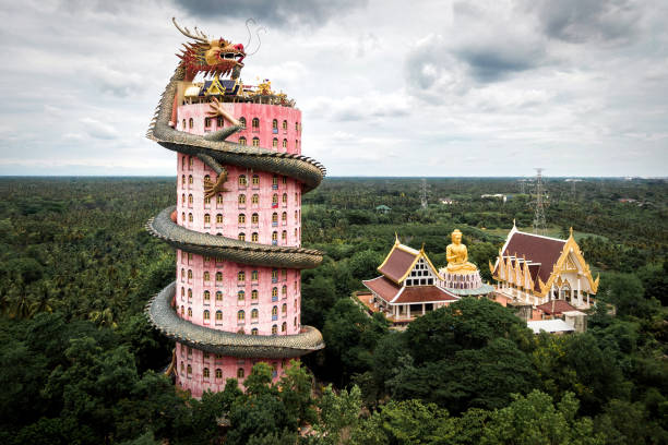 vista aérea do templo do dragão de wat samphran perto de banguecoque, tailândia - wat - fotografias e filmes do acervo