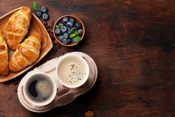 кофе и круассаны завтрак - morning coffee coffee cup two objects стоковые фото и изображения