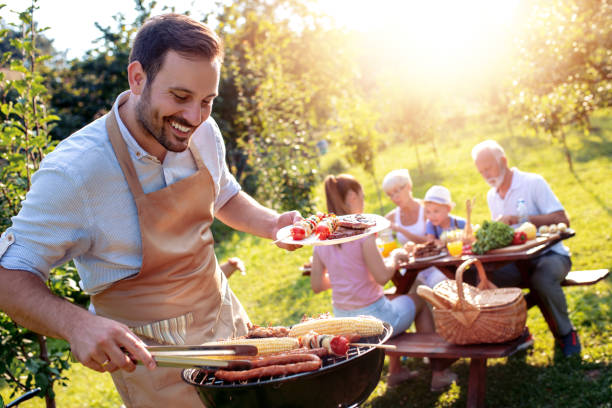 concetto di cibo, persone e tempo in famiglia - barbecue foto e immagini stock