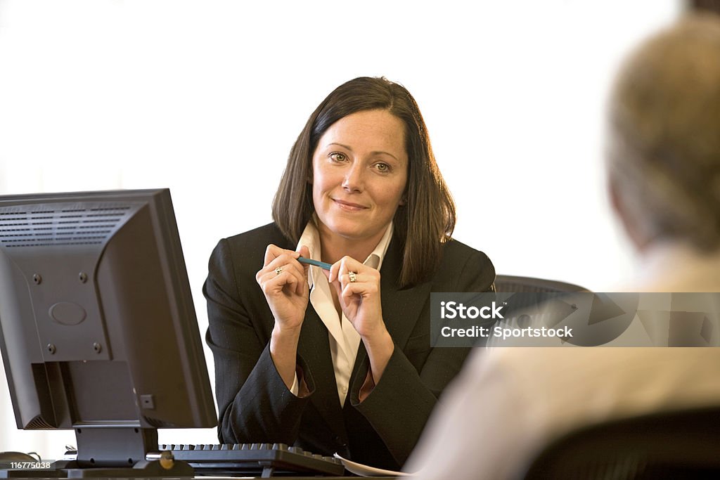 Jovem mulher na sua mesa - Foto de stock de Adulto royalty-free