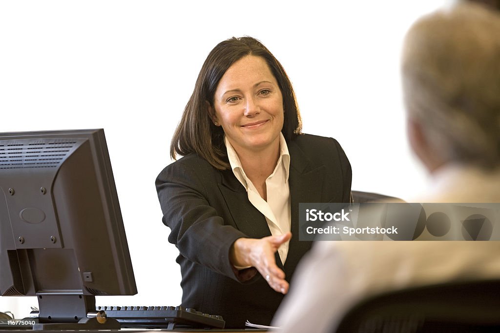 Hermosa mujer de negocios estrechándose las manos - Foto de stock de Acuerdo libre de derechos