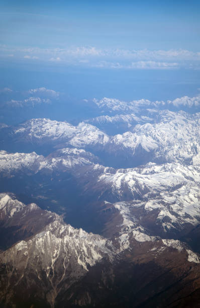 widok z lotu ptaka na góry w chmurach. - european alps mountain air directly above zdjęcia i obrazy z banku zdjęć