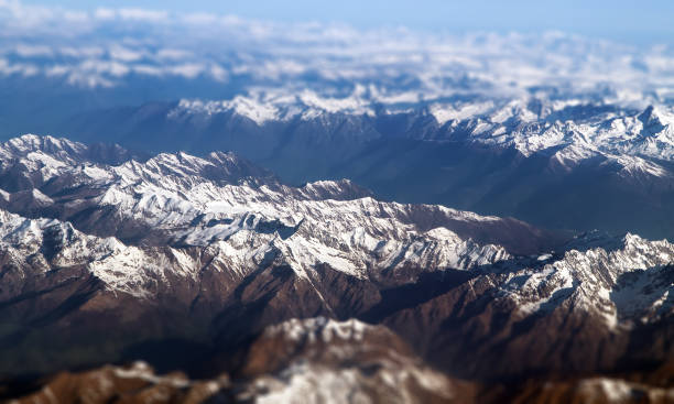 widok z lotu ptaka na góry w chmurach. - european alps mountain air directly above zdjęcia i obrazy z banku zdjęć