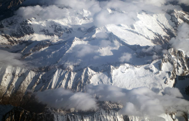 widok z lotu ptaka na góry w chmurach. - european alps mountain air directly above zdjęcia i obrazy z banku zdjęć