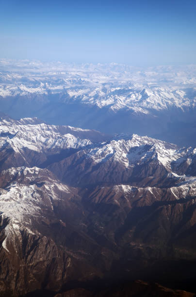 widok z lotu ptaka na góry w chmurach. - european alps mountain air directly above zdjęcia i obrazy z banku zdjęć