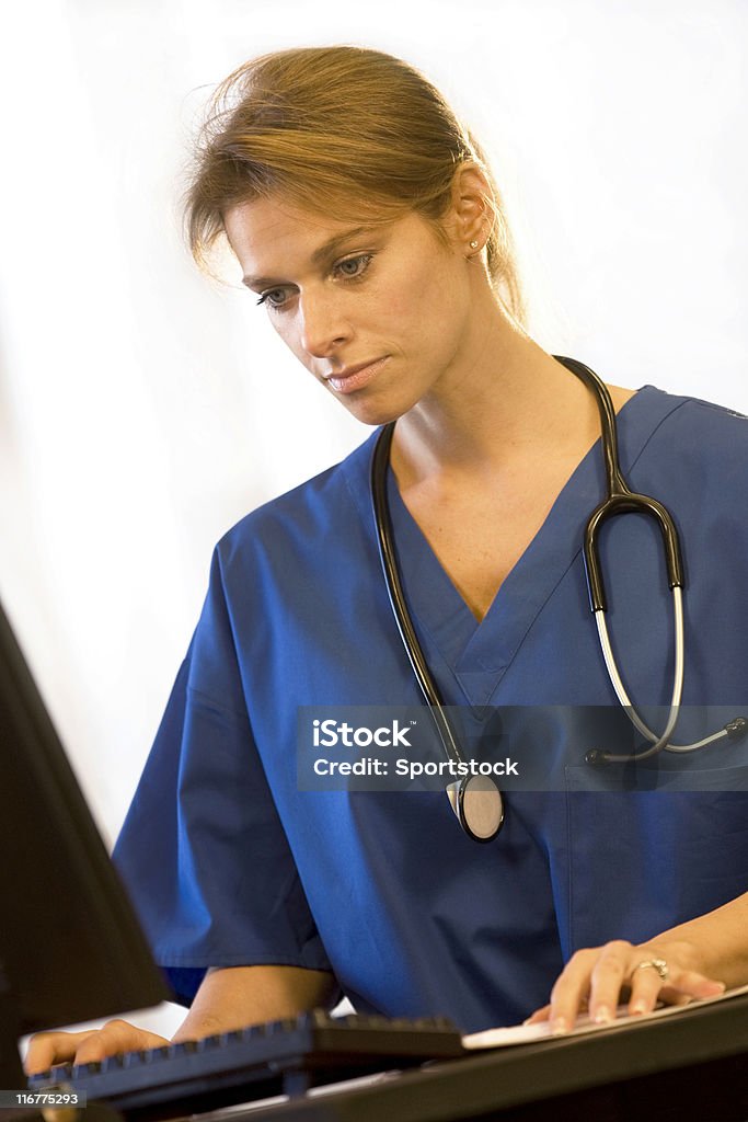 Ładna kobieta lekarz przy biurku - Zbiór zdjęć royalty-free (Autorytet)