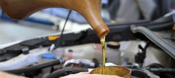 istock Oil changes in der garage, close up 1167753283