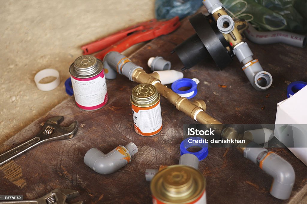 Pipes, une douche et des accessoires de mixage - Photo de Bricolage libre de droits