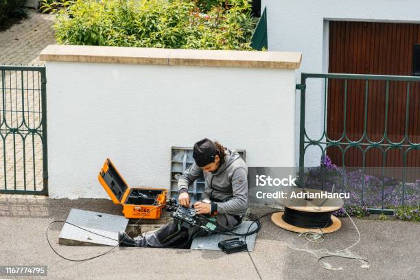 Ingenieur Arbeiter Arrangieren Einstellung Optik Faser Im Schacht Stockfoto und mehr Bilder von Techniker