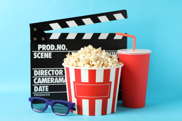 clapperboard, bucket with popcorn, drink and 3d glasses on blue background - food and drink industry imagens e fotografias de stock