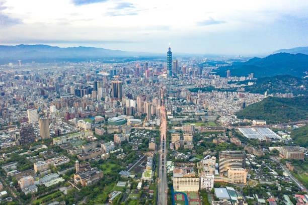 horizon de la ville de taipei dans le centre-ville de taipei, taïwan. - looking through window front view business looking at view photos et images de collection