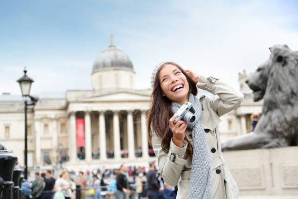 mulher do turista de londres no quadrado de trafalgar - famous place beautiful london england young adult - fotografias e filmes do acervo