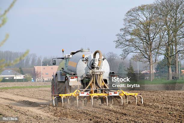 Macchina Agricola Fertilizing Il Campo In Primavera Con Il Letame - Fotografie stock e altre immagini di Letame