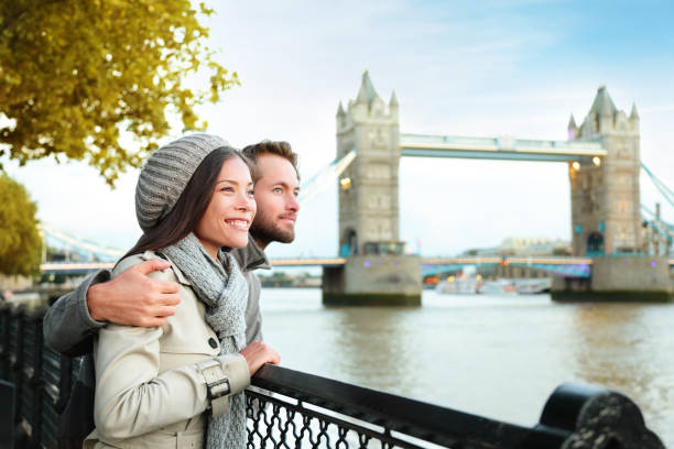 happy couple by tower bridge, river thames, london - women travel destinations london england tourist imagens e fotografias de stock