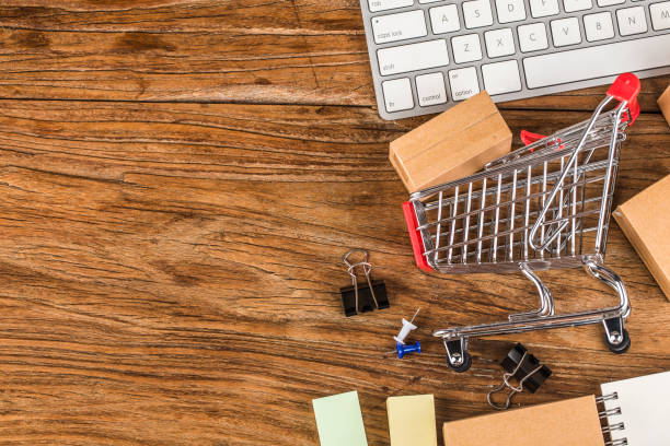 shopping online at home concept.Cartons in a shopping cart on a laptop keyboard.online shopping is a form of electronic commerce that allows consumers to directly buy goods from a seller over internet concepto de compras en línea en casa. cartones en un carrito de compras en un ordenador portátil keyboard.online compras es una forma de comercio electrónico que permite a los consumidores comprar directamente productos de un vendedor a través de inter