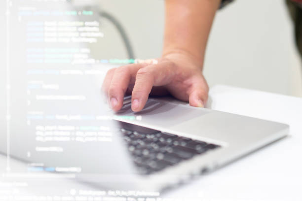 close up manager programmer man hand checking code and configuration on keyboard at laptop for make sure of computer language to software for fix bug and defect of system in data center room , engineering and technology concept cerrar el administrador programador hombre código de verificación de la mano y la configuración en el teclado en el ordenador portátil para asegurarse de que el lenguaje de la computadora al software para corregir el error y el defecto del sistema en l