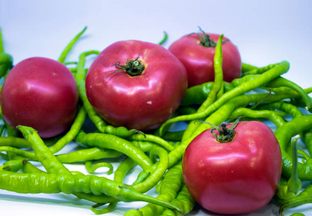 rosa tomate - tomato beefsteak tomato heirloom tomato pink stock-fotos und bilder