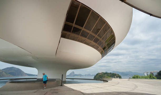 オスカー・ニーマイヤー現代美術館 - niemeyer museum of contemporary arts ストックフォトと画像