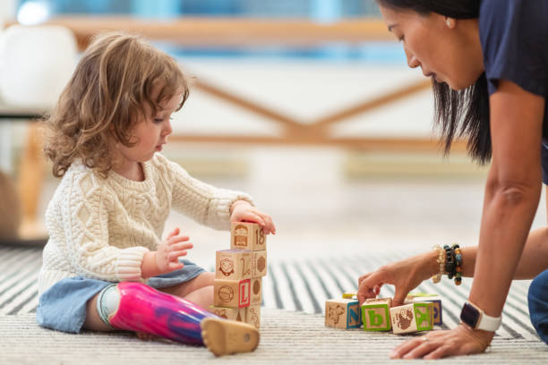 직업 치료 약속에 의족을 가진 어린 소녀 - block child play toy 뉴스 사진 이미지